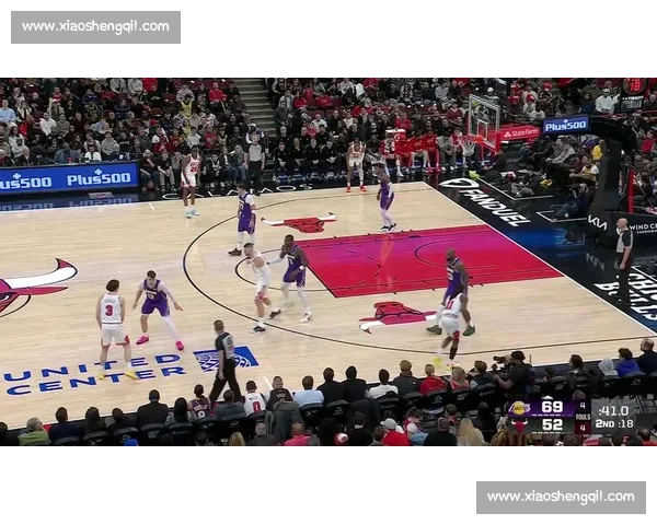 湖人对阵小牛比赛录像解析詹姆斯领衔攻防精彩瞬间回顾与战术亮点拆解